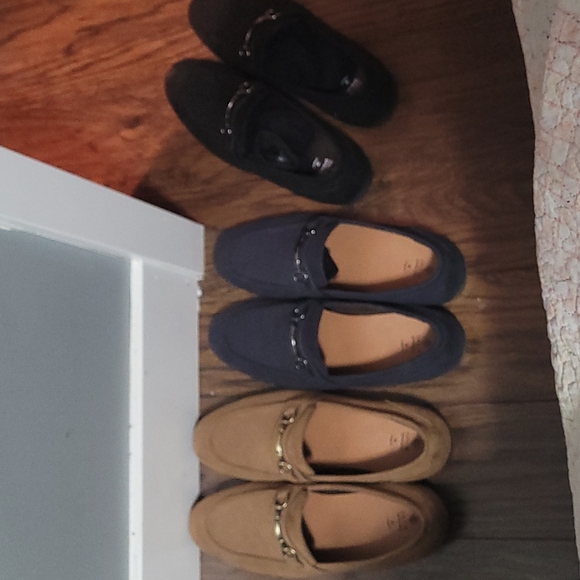 Varieties of shoes at $15 each - Picture 2 of 2